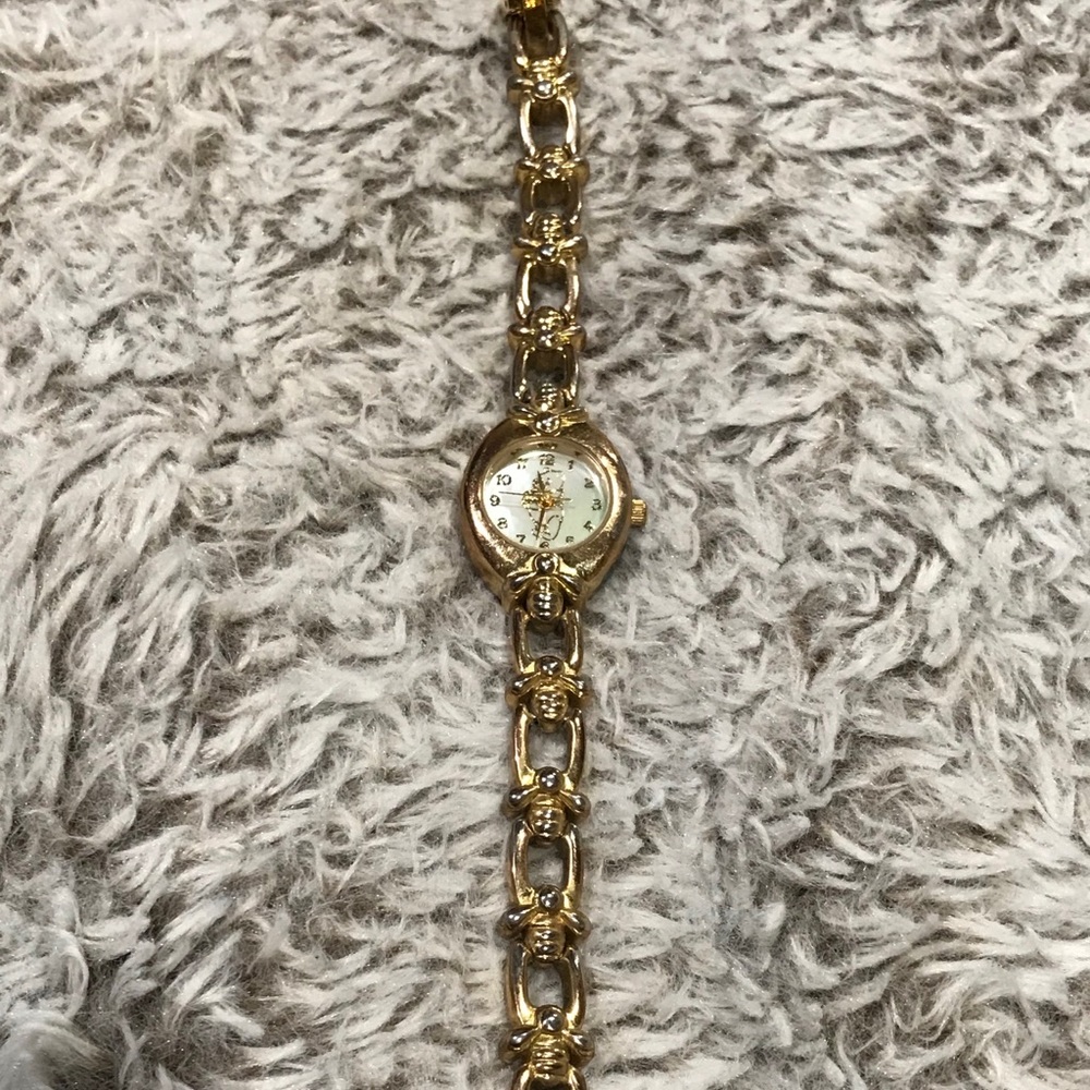 >Cute winne the Pooh vintage collectible watch!!